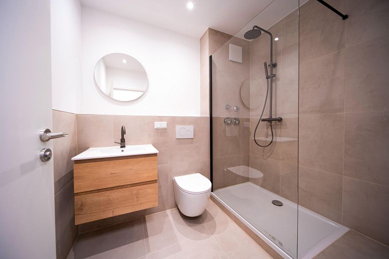 Frisch saniert & bezugsbereit: Helle 3 Zimmer mit Balkon in Wiesbaden-Biebrich – Design-Bad