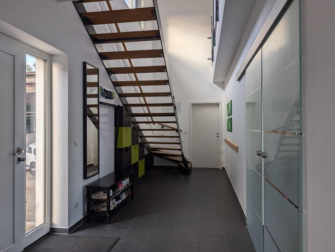 Architektenhaus mit Naturteich, Sauna, Solar + vielseitigem Nebengebäude – Flur EG