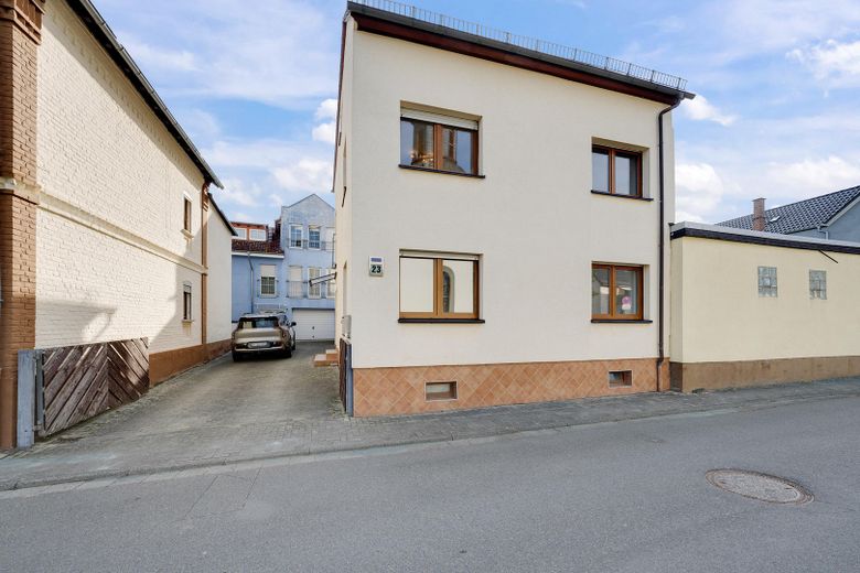 Großzügiges 8-Zimmer-Wohnhaus auf drei Wohnebenen in Aßlar-Berghausen – Foto 1
