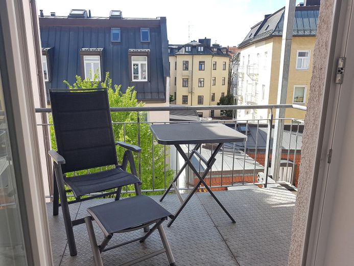 Umeblowane, perfekcyjnie rozplanowane mieszkanie z balkonem od strony słońca – Balkon mit Balkonmöbeln