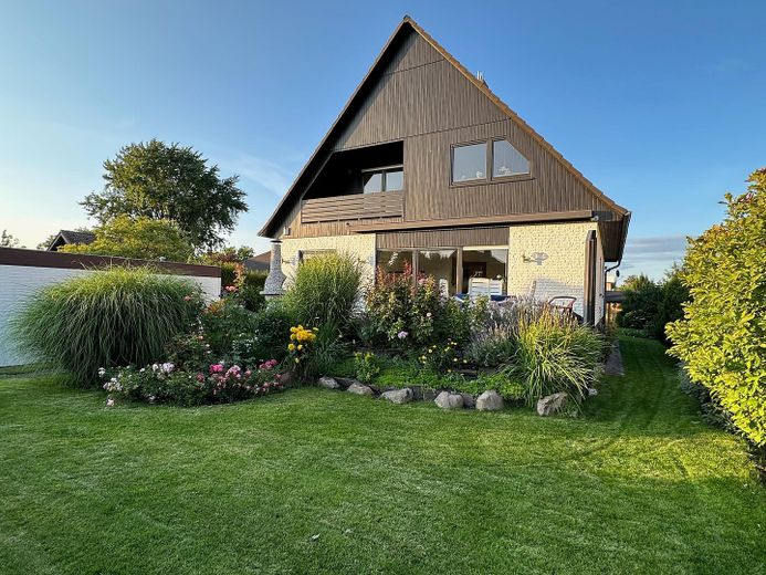 Hausansicht  mit Vorgarten