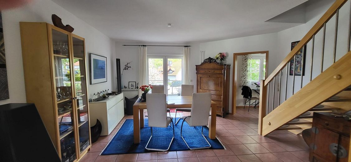 Niedernhausen, Am Schäfersberg. 3,5 Zi-Wohnung im 3-Familienhaus mit 2Garagen, 31qm Balkon & Garten – Wohnzimmer EG 
