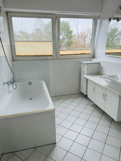 Bezugsfreie, helle 3 Zimmer Wohnung mit großer Dachterrasse, Stellplatz & Nähe S-Bahn – Masterbad
