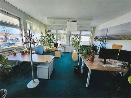 Provisievrij solitair object op toplocatie! Kantoorruimte, productie en veel buitenruimte aan de A1! – Büro OG