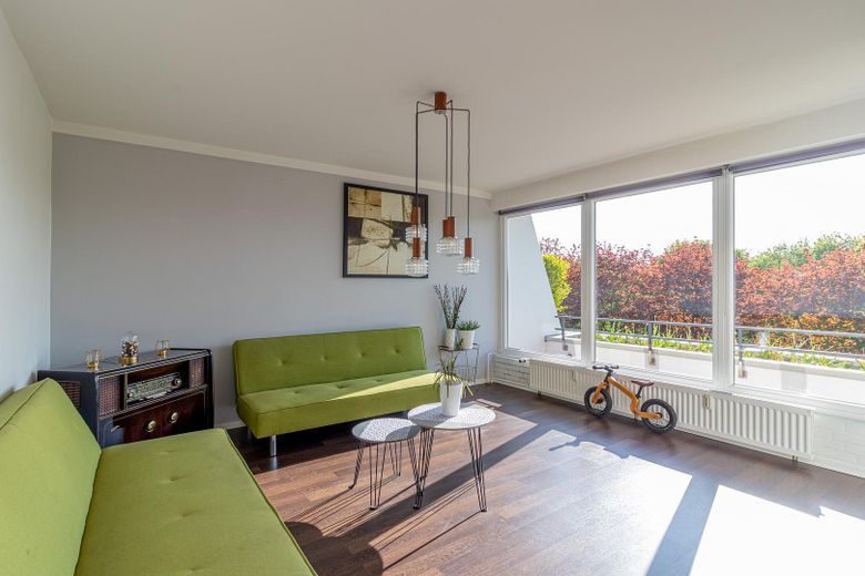 Designer terrace apartment (18 min. central station) nature, parking space (only temporarily 6-12 months) 1,700 € incl. additional costs – Wohnzimmer