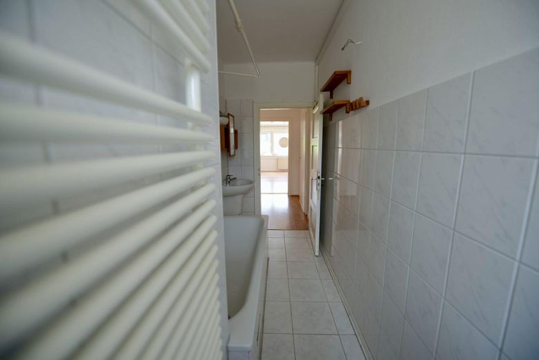 Exklusive 3-Zimmer-DG-Wohnung mit Einbauküche in Wiesbaden – Foto 9