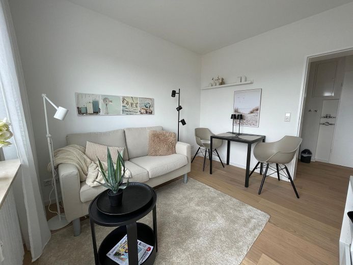 Above the rooftops of Norderney: Stylish 2-room apartment with sunny balcony – Wohnen und Essen