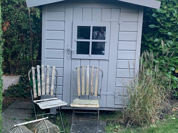 Modernisierter Winkel-Reihenbungalow mit uneinsehbaren Grundstück – Gartenhäuschen