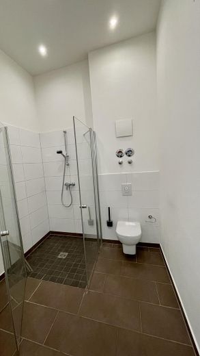 Açık mutfak, balkon ve park yerli 2 odalı yüksek zemin kat daire! – Bad
