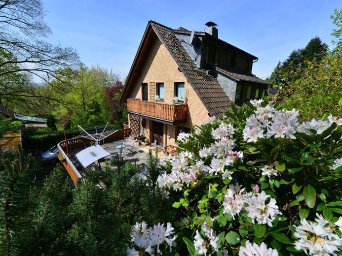 Casa bifamiliare con grande terreno in una posizione tranquilla di Siegburg Seligenthal – Foto 1