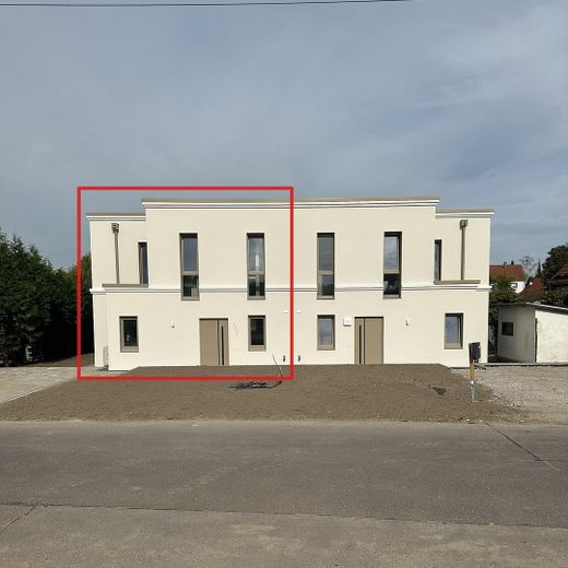 2026’da ilk kez oturuma hazır: Magdeburg’un güneyinde ikiz evin yarısı – bahçe, şömine, ısı pompası, 150 m², A+ – Unsere Haushälfte (links)