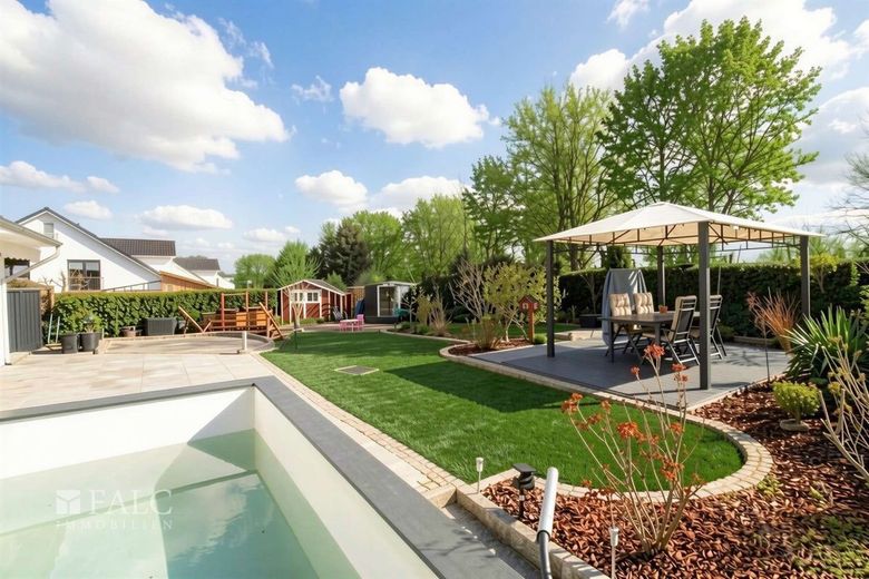 +++ Exklusive Doppelhaushälfte: Wohndesign trifft auf Familien-Idylle +++ – Pool &amp; Garten