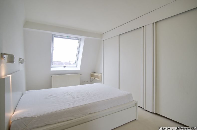 Im Herzen von Düsseldorf Oberkassel: Großzügige, möblierte 2-Zimmer-Wohnung im 5. OG mit Aufzug – 41bef6a74481a73cd2ee71bc8d2d6a679982754c.jpg