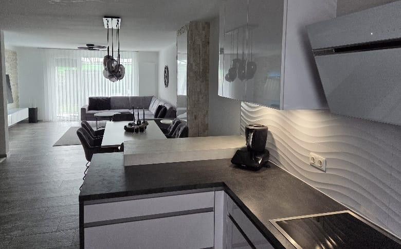 Casa a schiera centrale ben tenuta in posizione adatta alle famiglie a Laudenbach – Blick auf Wohn/Essbereich 