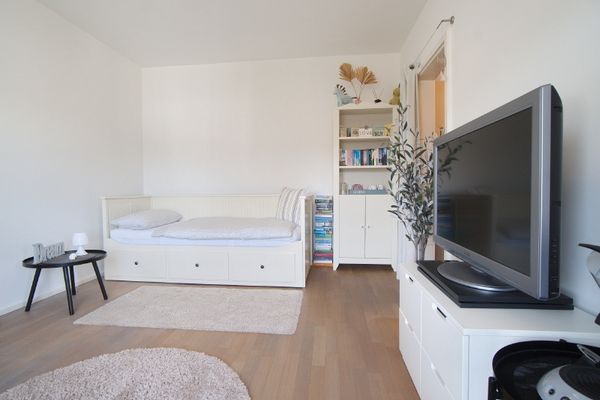 Belle chambre avec salle d’eau équipée d’une douche, location flexible, bonnes possibilités de stationnement, trajet court jusqu’au centre-ville