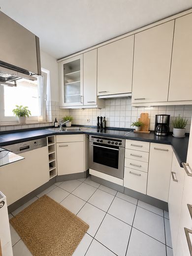 Appartamento di 3,5 locali. Piano terra, terrazza, posto auto + garage interrato. Privo di barriere, senza provvigione, da privato, senza agenzia – Küche (mit KI möbliert)