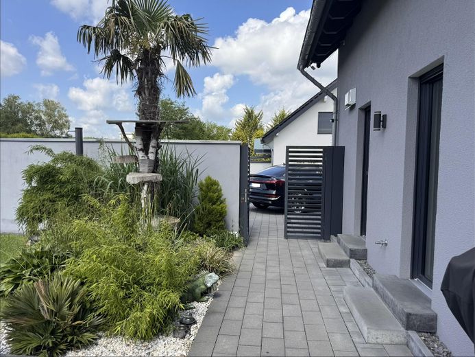 Modernes Premiumhaus mit High-End-Ausstattung und nahezu energieautarker Technik in Herford – Gartentor