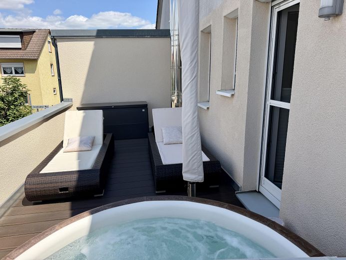 Trasferirsi e sentirsi a casa: casa a schiera di testa KfW-55 con giardino e ampia terrazza sul tetto – Dachterrasse