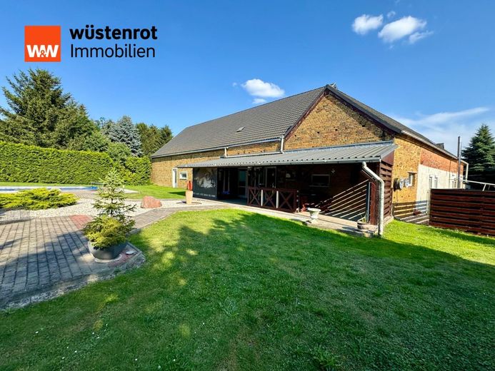 Wohnoase mit Einliegerwohnung und Pferdehof. Rentable Einnahmen von ca. 1000 EUR mtl. durch PV-Anlage! – Überdachte Terrasse