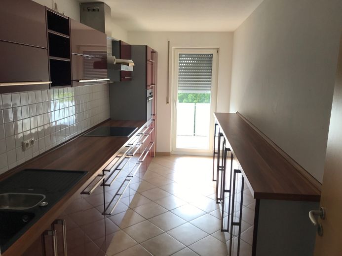 Hell und sehr gut geschnitten! Wohnung mit viel Platz und einem großen überdachten Balkon. – Moderne voll eingerichtete EBK