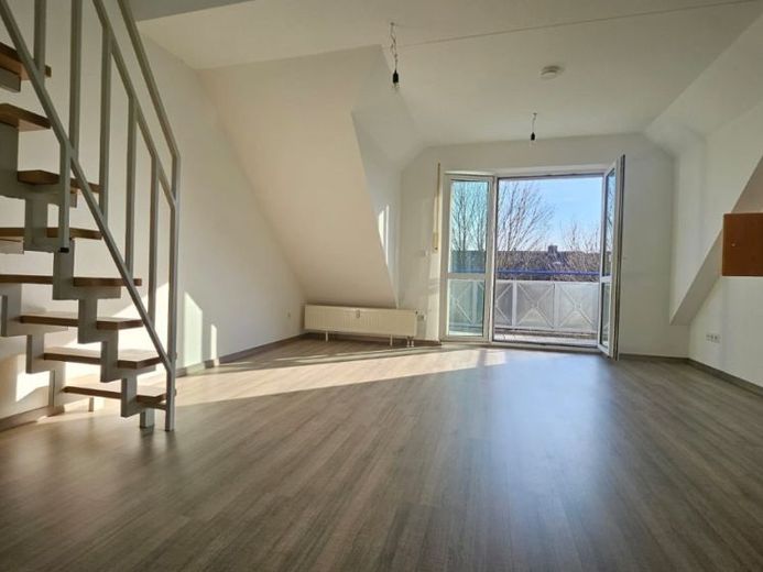 Luminoso appartamento mansardato di 2 locali con galleria e balcone in posizione tranquilla a Hallbergmoos – Foto 1