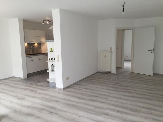 2,5 Zi.-Terrassenwohnung m. Garten (incl. Küche) + feste Tiefgarage in Forchheim/Nähe Bhf. – Wohn-/Essbereich ohne Möbel
