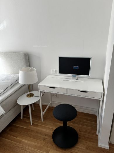 Vollmöblierte sonnige 2,5 Zimmer Wohnung mit Skyline Blick – Arbeiten