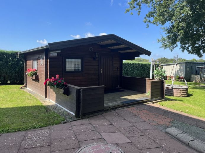 voll ausgestattete Gartenhütte