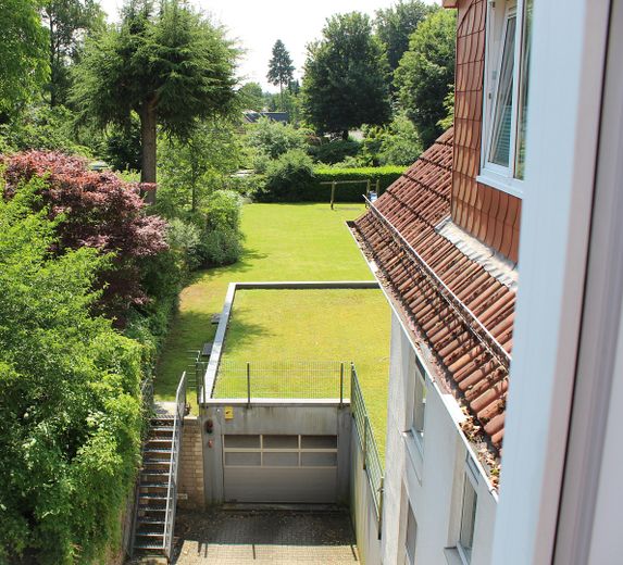 Charmante 3-Zi.- Maisonettewhg, TG-Stellplatz ,Garten, Balkon in grüner Lage von Hamburg Meiendorg – Schlafbereich mit Fensterblick