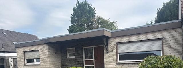 Bungalow mit großer Doppelgarage in ruhiger, zentraler Lage auf tollem Grundstück – Frontansicht