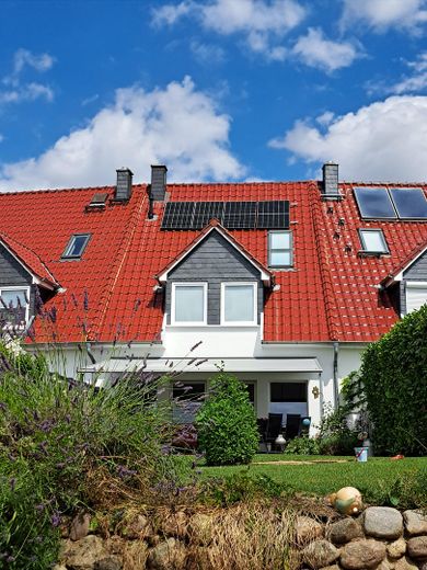 Banliyöde satılık, aile dostu sıra ev – Rückseite mit Terasse