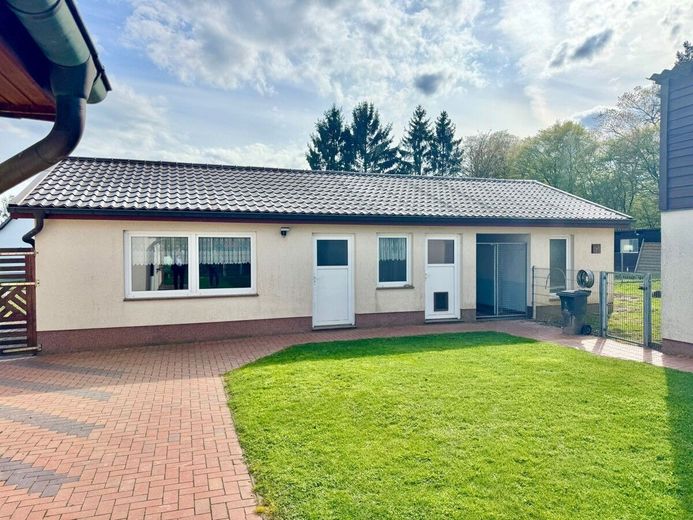 HORN IMMOBILIEN ++ Haus mit Doppelgarage und Nebengebäude in Wodarg bei Altentreptow, ruhige Lage – Nebengebäude Doppelgarage mit Hundezwinger
