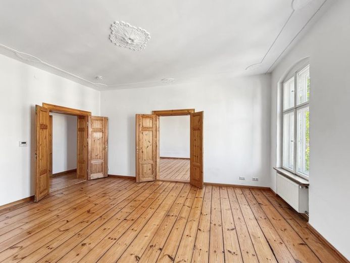 Bezugsfrei: Gefragte Lage, Balkon mit Aus- und Weitblick, attraktiver Altbau... – Foto 1