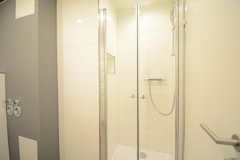 Balkonlu ve garajlı 3 odalı kat mülkiyetli daire – 2022 yılında tamamen yenilendi – cazip yatırım – Badezimmer / Duschbad