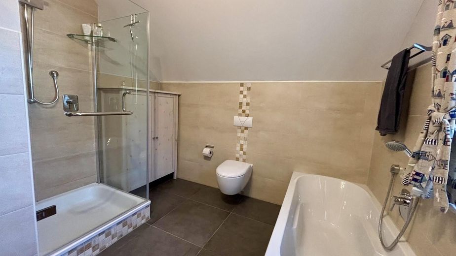 Jasny, energooszczędny dom jednorodzinny w spokojnej lokalizacji na obrzeżach Ansbach – Bad mit WC und Dusche
