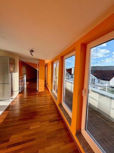 3 Zimmerwohnung mit 3 Tiefgaragenplätzen und 4 Balkonen – Wohnzimmer