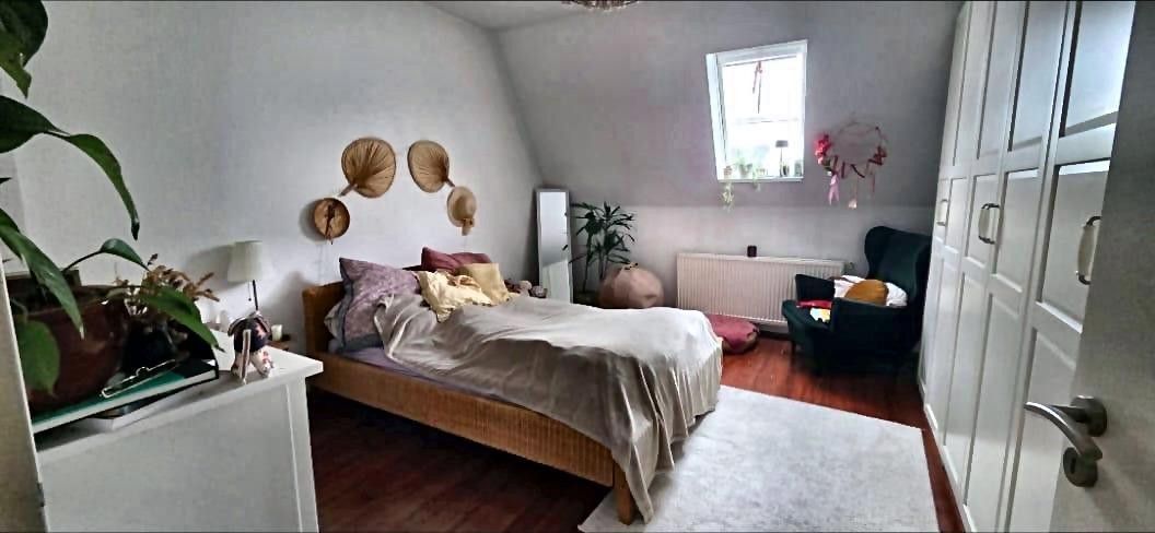 Gemütliche 2-Zimmer-DG_Wohnung inkl. EBK – zentral im beliebten Paulusviertel – Schlafzimmer1