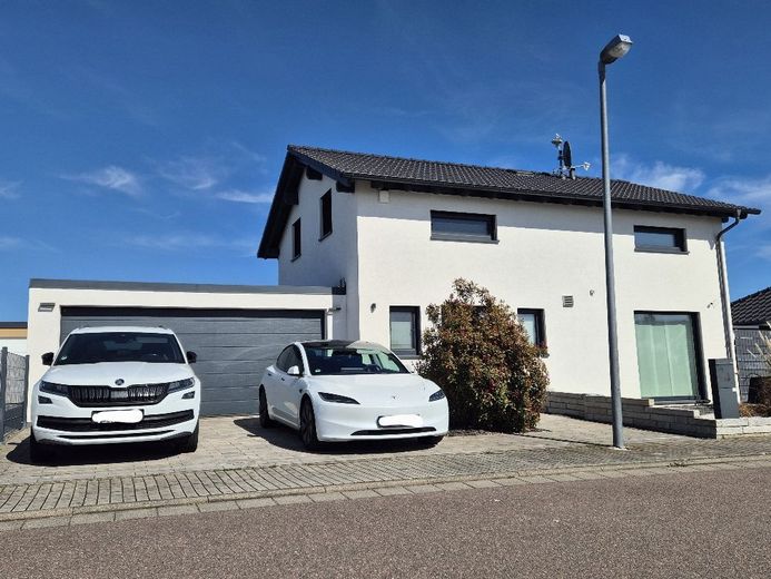 Modernes Familienglück in ruhiger Lage - energieeffizientes Einfamilienhaus mit Garten, Smart Home und Doppelgarage – Außenaufnahme