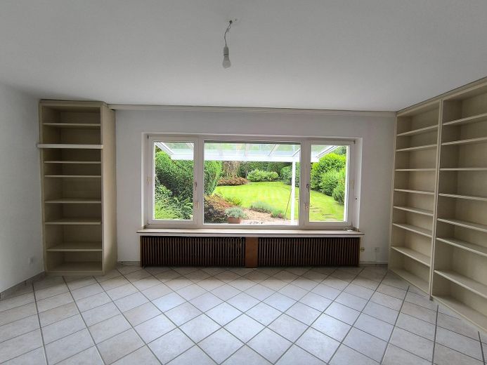 Provisionsfrei für Käufer | Familienhaus in Toplage | Bieterverfahren ab 389.000 € – Wohnzimmer Aussicht Garten