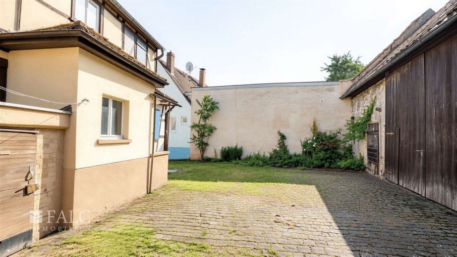 Spełniaj marzenia mieszkaniowe: przestronna działka (846 m²) o historycznym charakterze – Innenhof