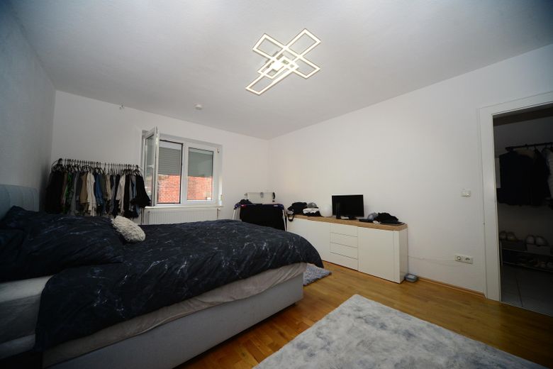 2 Zimmer Wohnung m. Echtholz Parkett EBK, ideal für Single oder Paar. 4. OG rechts – Schlafzimmer
