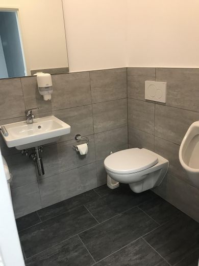 3 Einzelbüros (30m²,30m²,40m²) in Bürocenter, Toplage - direkt vom Eigentümer – Herren Gäste WC