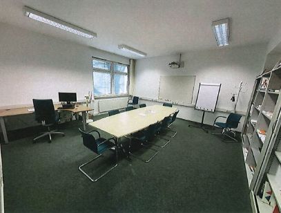 Provisievrij solitair object op toplocatie! Kantoorruimte, productie en veel buitenruimte aan de A1! – Büro OG