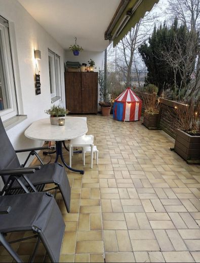 Ruime 4-kamerappartement met tuin, garage, 2 parkeerplaatsen & feestkelder – Foto 7