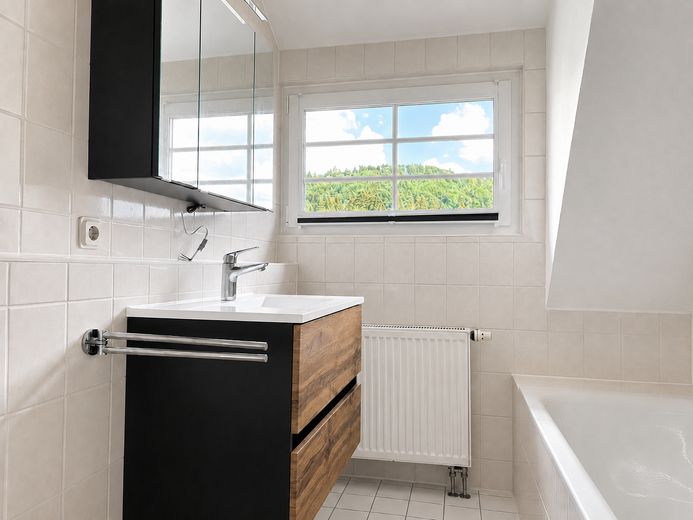 Modernisierte, helle 3 Zimmer DG-Maisonette-Wohnung mit EBK, Balkon, Stellplatz – Bad (1/2)