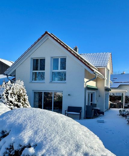 Pełen światła, starannie utrzymany dom jednorodzinny – Haus im Winter