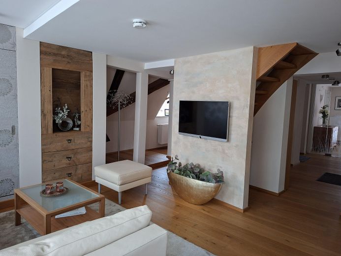 Appartement ancien en duplex élégant et exclusif dans la vieille ville, avec ascenseur et balcon – Wohnzimmer