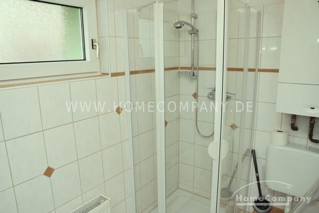 Garbsen, Modern möblierte Erdgeschosswohnung in Gartenhaus, nur 13 min bis Conti und VWN – acf43fd9850c4c5874a11da424dcc968e5c6890a.jpg