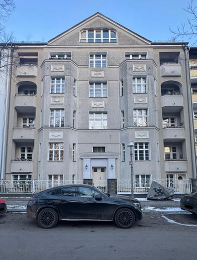 Ruhige 2-Zimmer-Altbauwohnung mit neuer Terrasse und grünem Innenhof – Gebäudeansicht