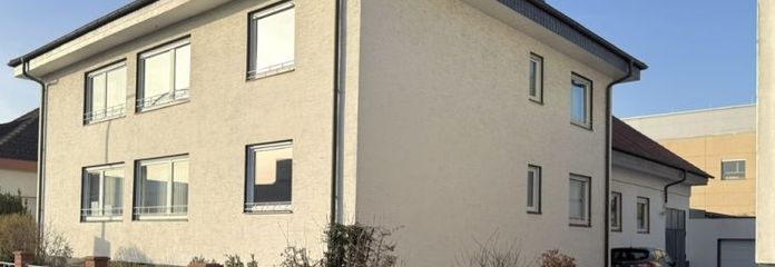 Nieruchomość przy RNZ – 735 m² powierzchni mieszkalnej/użytkowej, 3 mieszkania, warsztat, magazyn i garaże podwójne